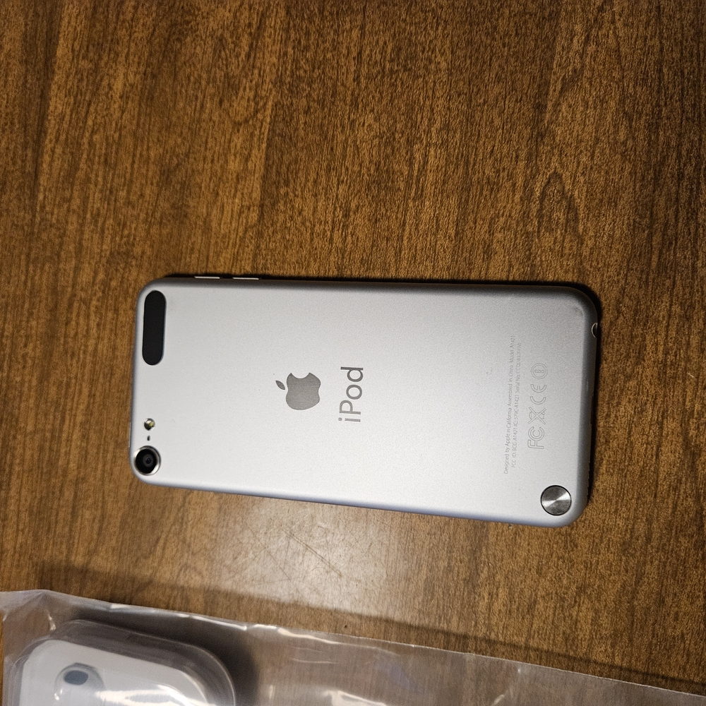 Apple iPod Touch Silver new 32gb